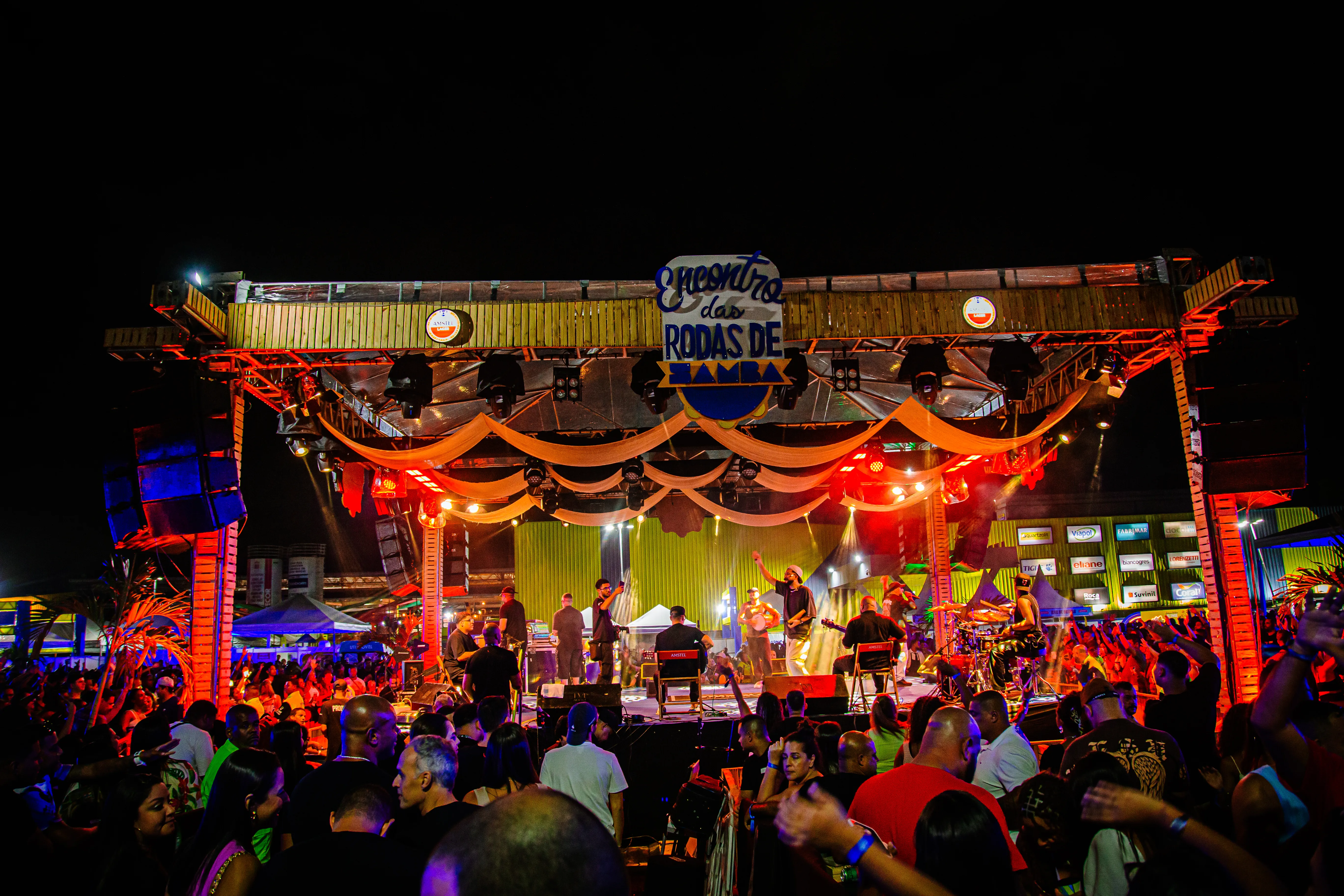 Público curtindo a pista de nightclub iluminada na primeira edição do Encontro das Rodas de Samba