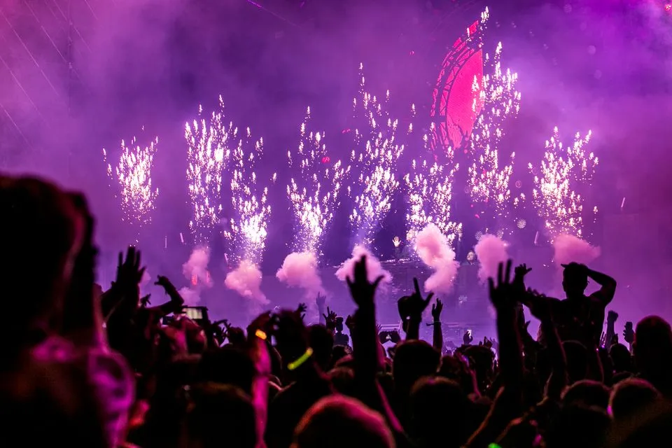 Público com as mãos para o alto animando a pista iluminada na segunda edição do Encontro das Rodas de Samba